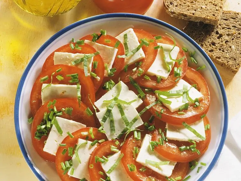 Tomatensalat mit Käse
