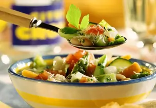Grüne Minestrone mit Parmesan