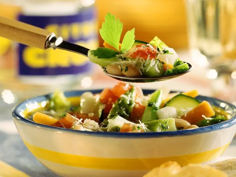 Grüne Minestrone mit Parmesan