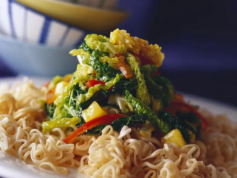 Nudeln mit Tofu-Gemüse
