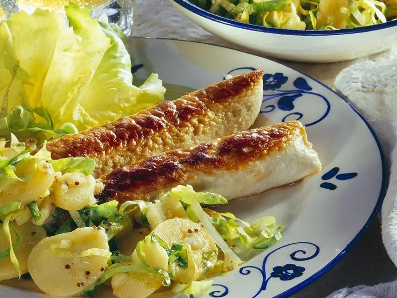 Gebratene Wollwurst mit Kartoffelsalat