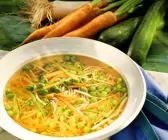 Gemüse-Nudelsuppe