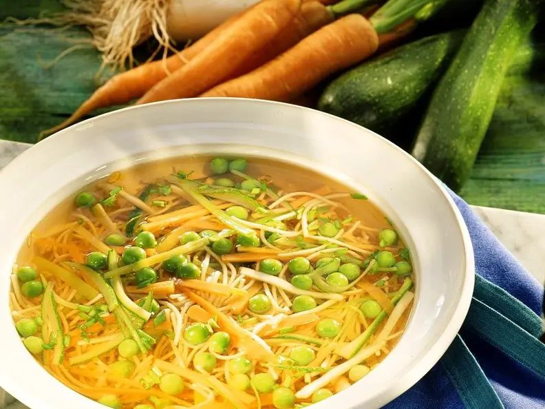 Gemüse-Nudelsuppe