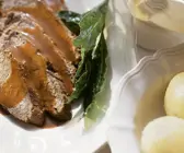 Sauerbraten mit Kartoffelklößen und Sauce