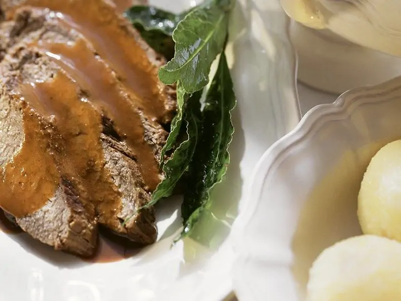 Sauerbraten mit Kartoffelklößen und Sauce