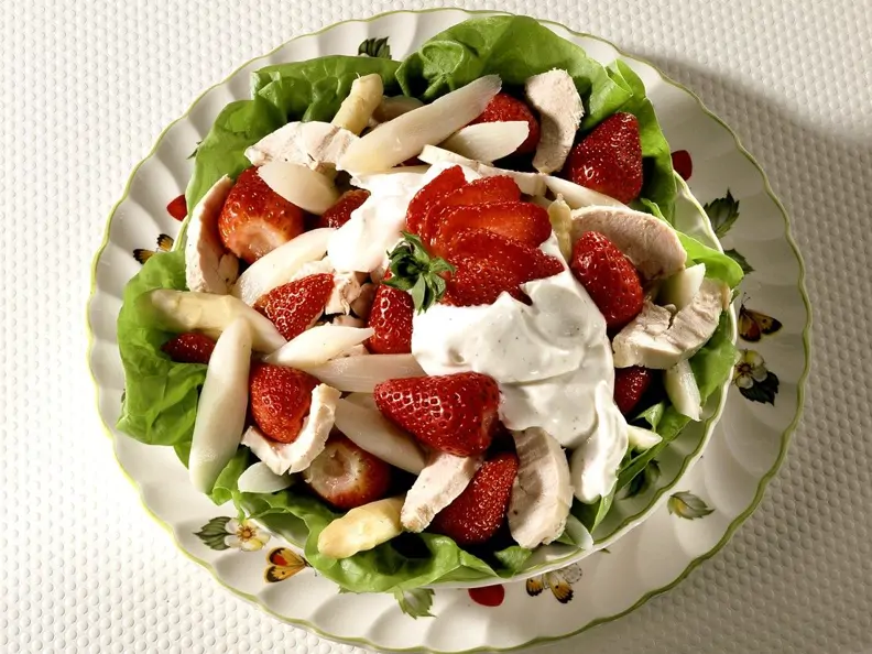 Geflügel-Spargelsalat mit Erdbeeren