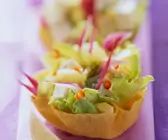 Tacoschalen mit fruchtiger Salatfüllung