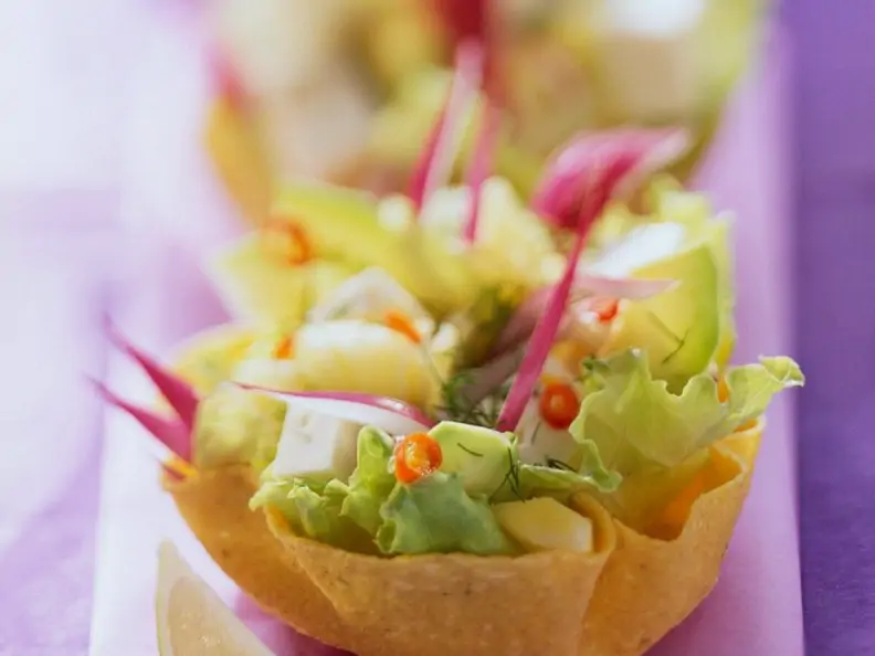 Tacoschalen mit fruchtiger Salatfüllung