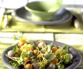 Blattsalat mit Melone und Mozzarella