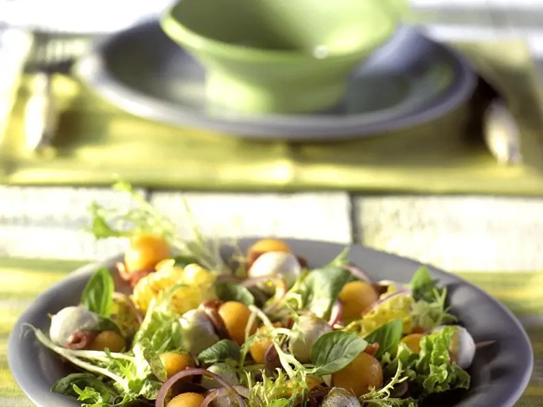 Blattsalat mit Melone und Mozzarella