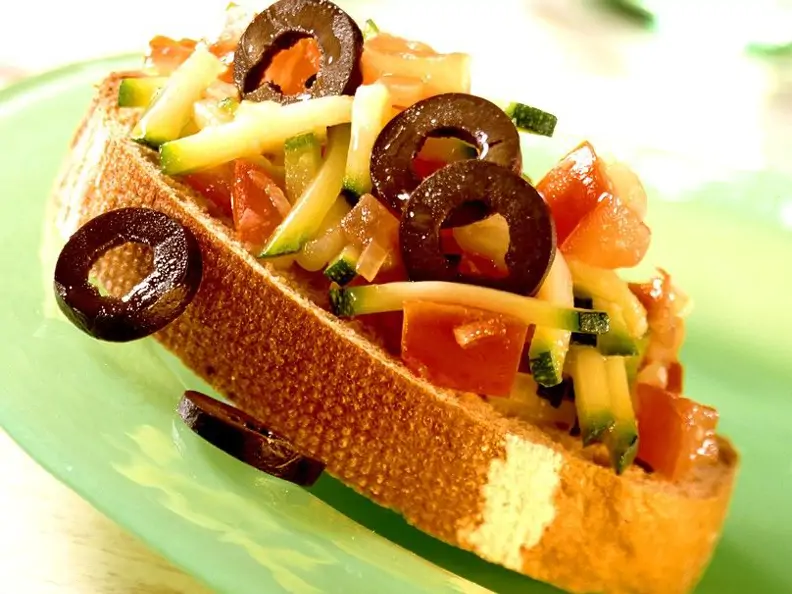 Crostini mit Zucchinigemüse