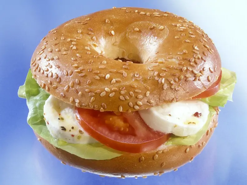 Bagel mit Tomate und Mozzarella