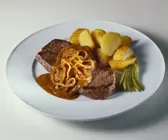 Steaks mit Zwiebelsauce und Röstkartoffeln