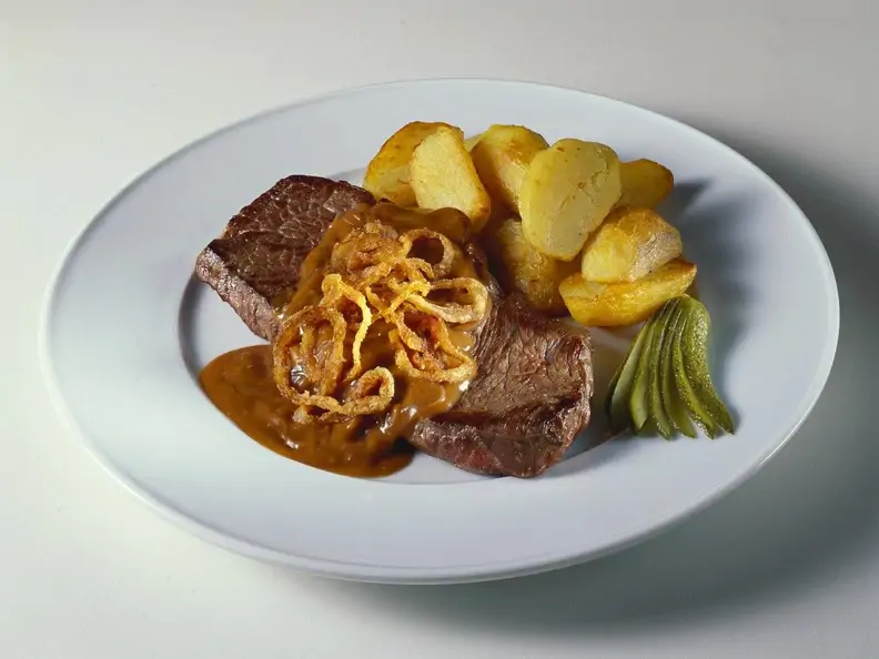Steaks mit Zwiebelsauce und Röstkartoffeln
