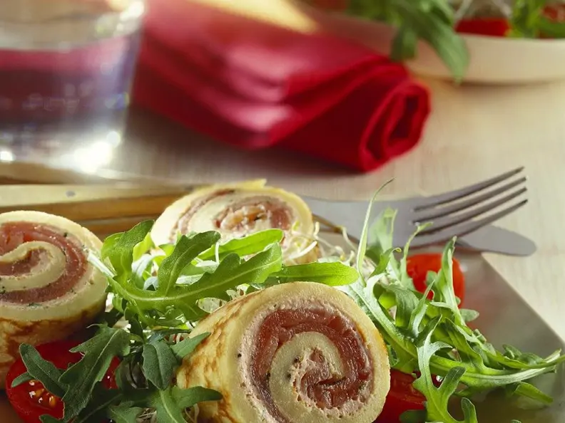 Pfannkuchenröllchen mit Lachsfüllung