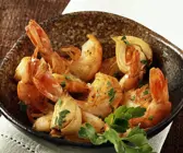 Gebratene Garnelen mit Knoblauch