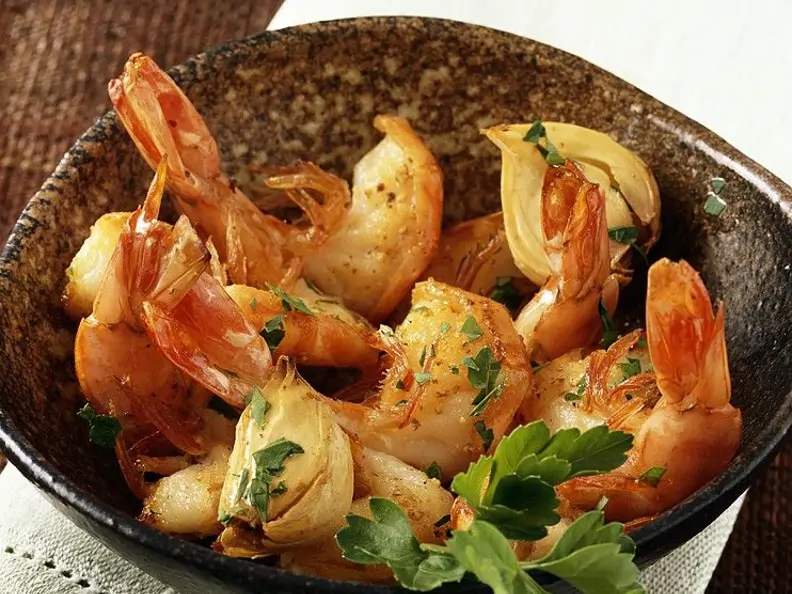 Gebratene Garnelen mit Knoblauch