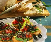 Crostini mit Tomaten und Tapenade