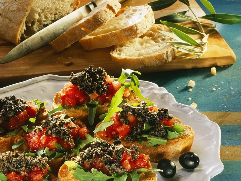 Crostini mit Tomaten und Tapenade