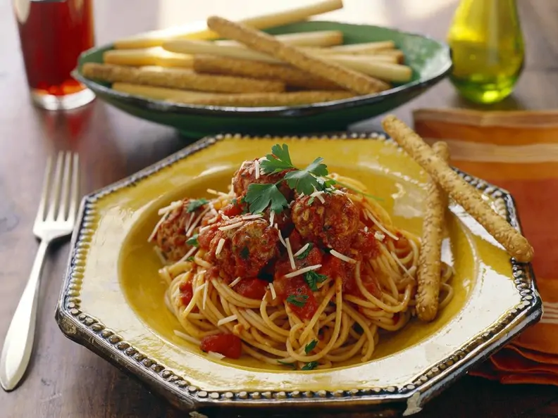 Nudeln mit Fleischbällchen und Tomatensauce
