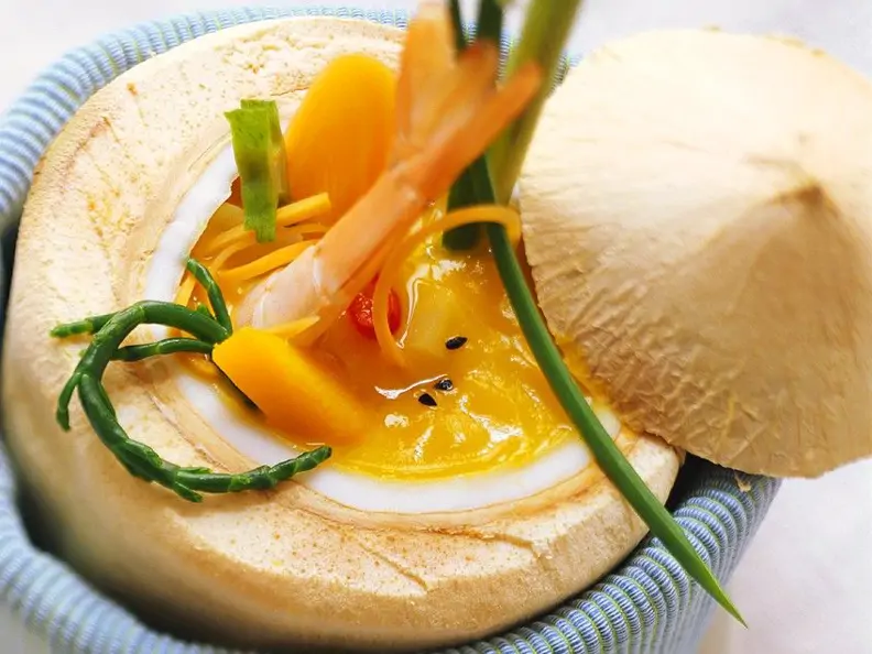 Kürbissuppe mit Garnelen und Kokosmilch in Kokosnuss