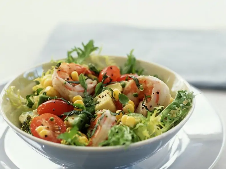 Blattsalat mit Garnelen