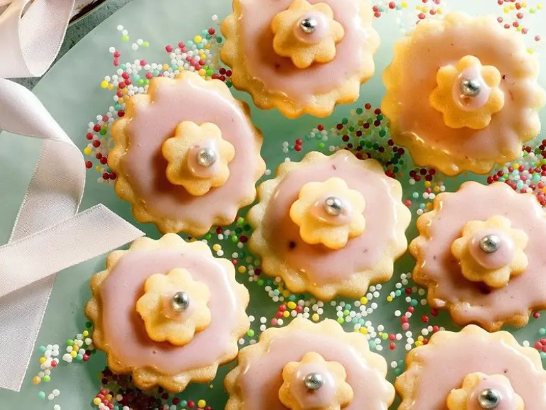 Mürbteigplätzchen mit Zuckerguss