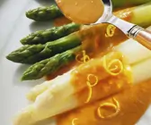 Spargel mit Paprikacreme