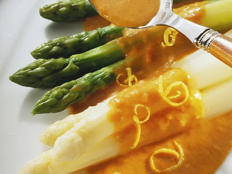 Spargel mit Paprikacreme