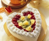 Sahne-Herztorte mit Früchten