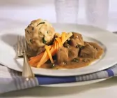 Biergulasch mit Semmelknödel