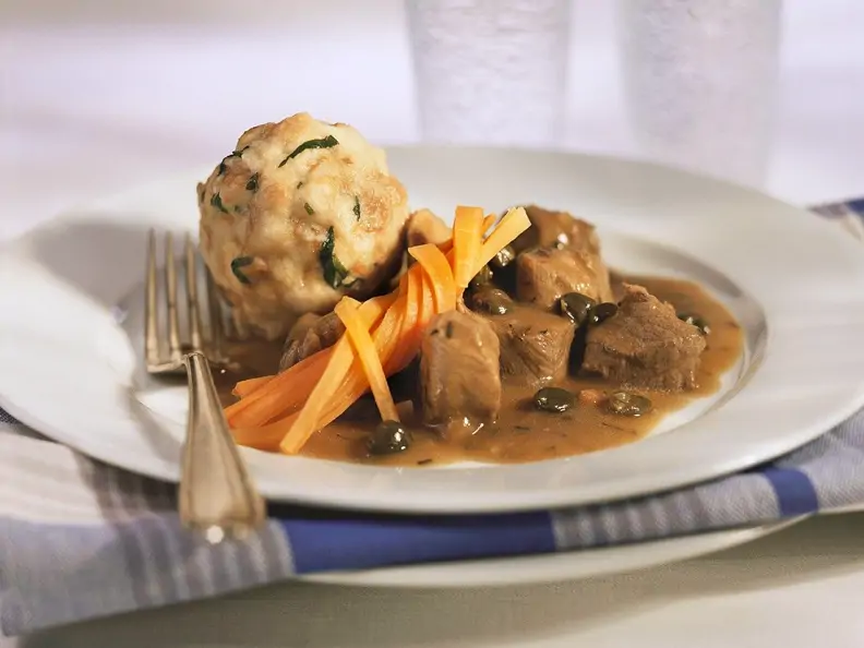 Biergulasch mit Semmelknödel