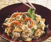Asiatischer Nudelsalat mit Muscheln und Garnelen