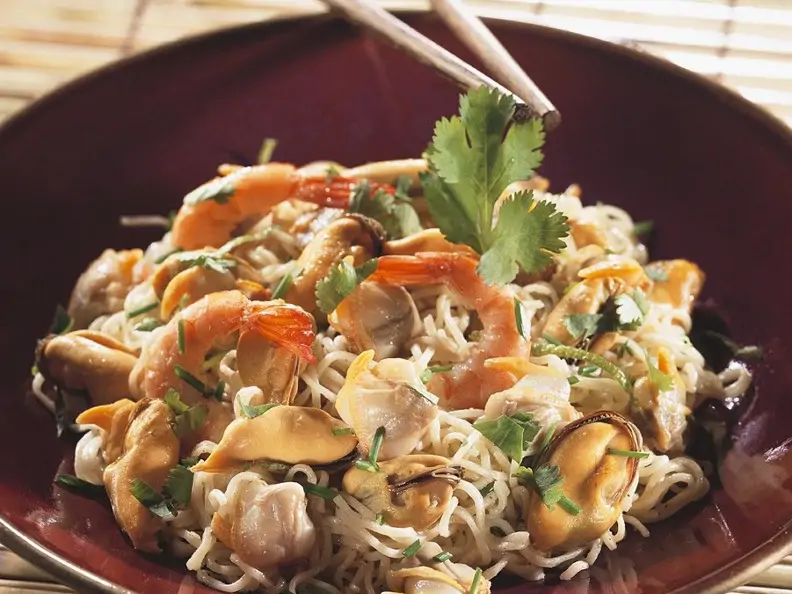 Asiatischer Nudelsalat mit Muscheln und Garnelen
