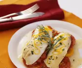 Loup de mer auf Tomaten im Ofen gebacken