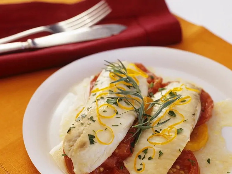 Loup de mer auf Tomaten im Ofen gebacken