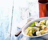Kartoffelsalat mit Käse und Ei