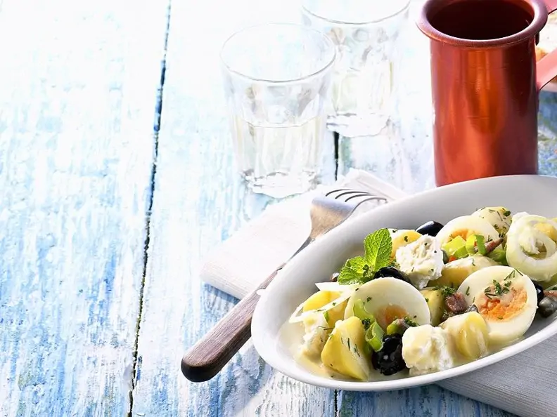 Kartoffelsalat mit Käse und Ei