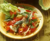 Zucchini-Gemüse mit Salat