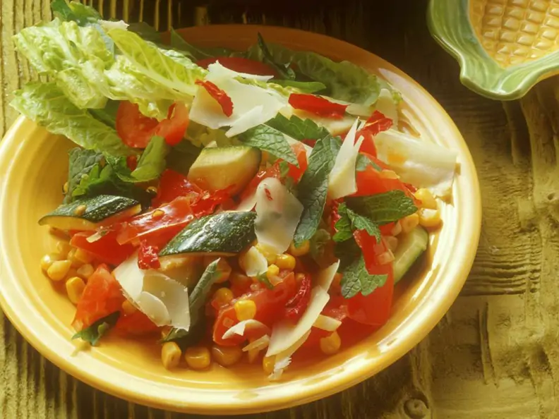 Zucchini-Gemüse mit Salat