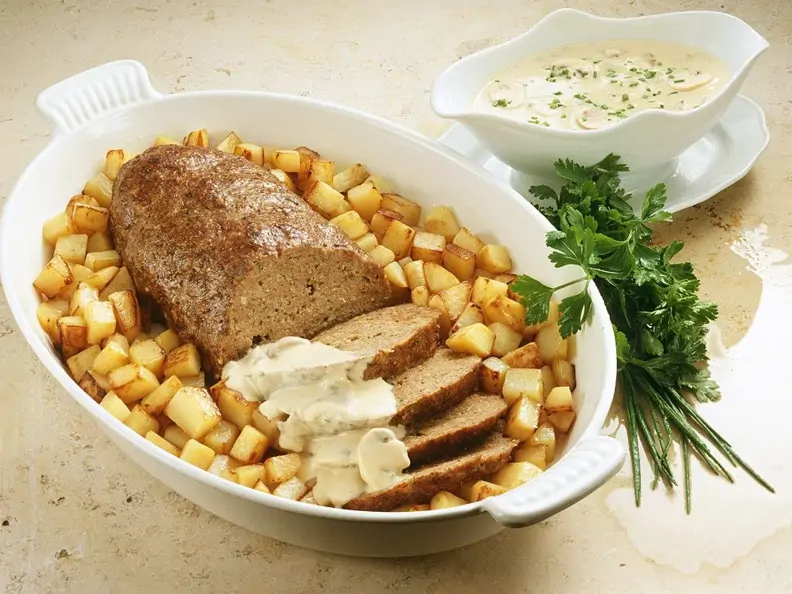 Hackbraten mit Kartoffeln und Champignonsauce