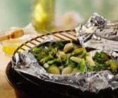 Grünes Gemüse in Folie gegrillt