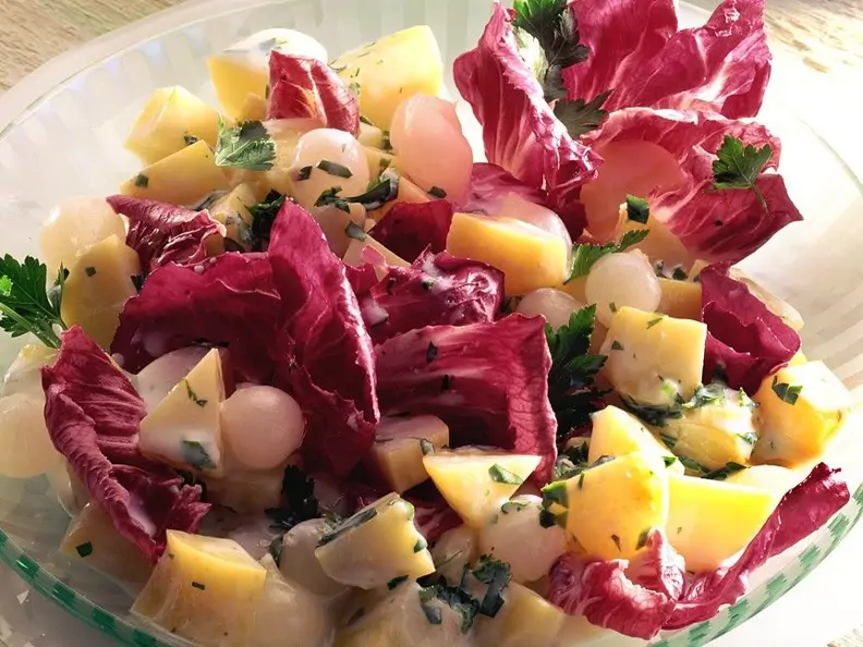 Kartoffel-Zwiebelsalat mit Radicchio