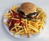 Cheeseburger mit Pommes frites
