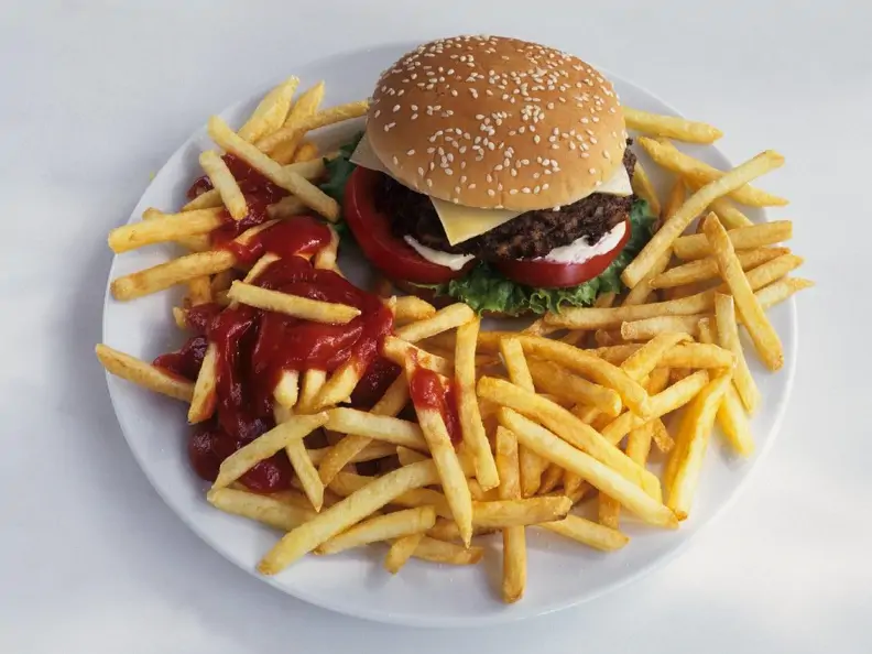 Cheeseburger mit Pommes frites
