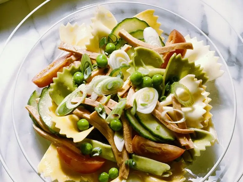 Farfalle-Salat mit Gemüse