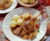Gänsekeulen mit Spitzkohl und Klößen