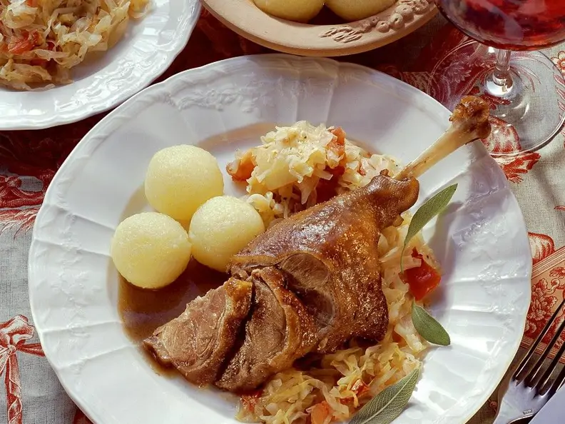 Gänsekeulen mit Spitzkohl und Klößen
