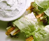 Salat-Röllchen mit Kräuterdip