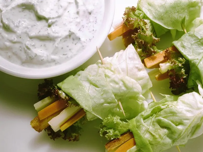 Salat-Röllchen mit Kräuterdip